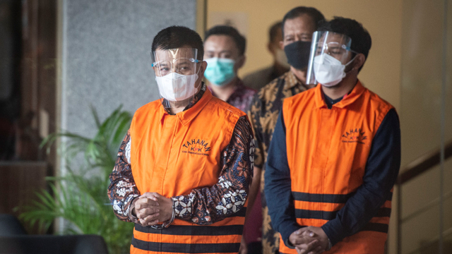 Bupati Bandung Barat Aa Umbara Sutisna (kiri) dan anaknya Andri Wibawa (kanan) menggunakan rompi tahanan seusai menjalani pemeriksaan di Gedung Merah Putih KPK, Jakarta. Foto: Aprillio Akbar/ANTARA FOTO