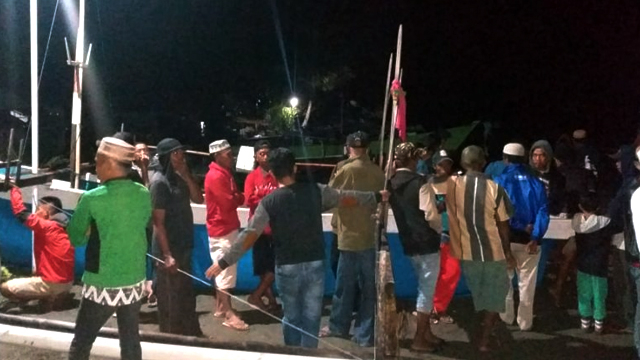 Warga berkumpul untuk mendengarkan instruksi terkait pencarian nelayan yang hilang di Bolmut