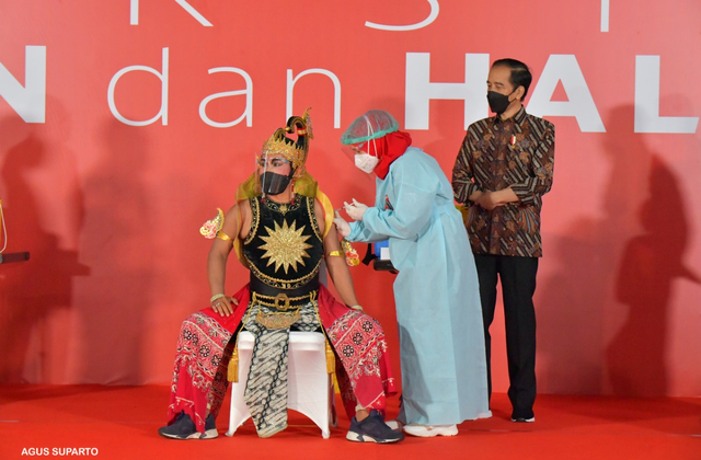 Foto: Personel Slank hingga Bimbo Disuntik Vaksin Corona (127673)