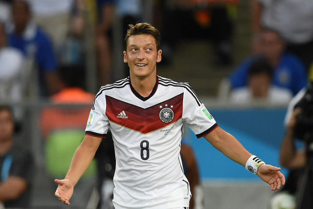 Mesut Oezil saat bermain di Timnas Jerman pada pertandingan Piala Dunia 2014 di Brazil.  Foto: PEDRO UGARTE / AFP