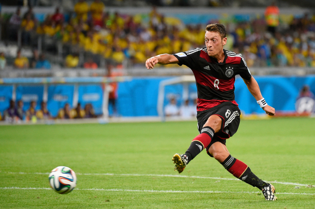 Mesut Oezil saat bermain di Timnas Jerman pada pertandingan Piala Dunia 2014 di Brazil.  Foto: FABRICE COFFRINI / AFP