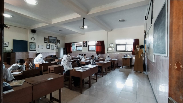 Sekolah tatap muka di SMPN 6 Malang, pada Senin (19/4/2021). Foto: Ulul Azmy