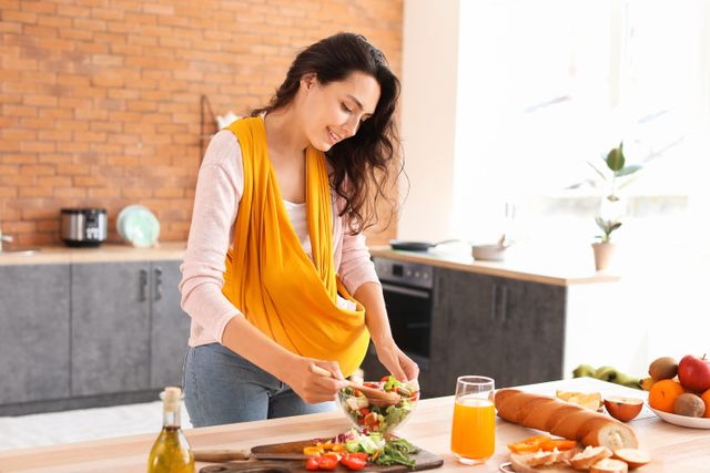 Ilustrasi memasak MPASI. Foto: Shutterstock