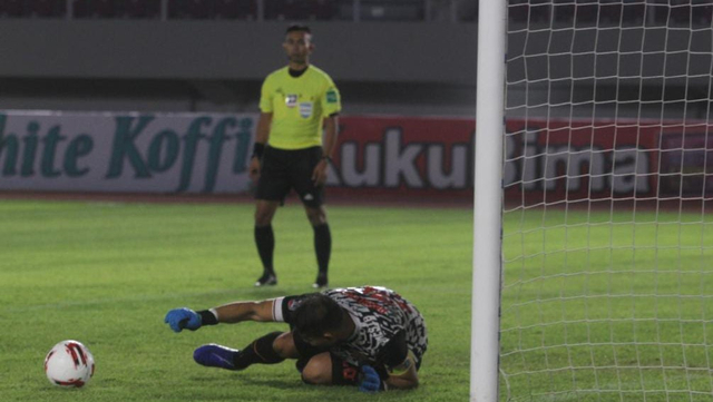 Kiper Persija Jakarta Andrytani gagalkan tendangan dalam adu penalti