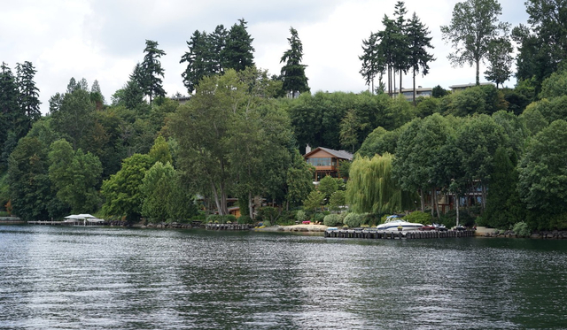 Rumah Bill Gates, yang dibangun di samping danau Washington. Foto: Wikimedia Commons