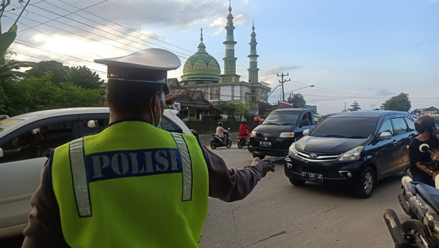 Foto: Polisi Urai Kemacetan di Pasar Tumpah Jelang Waktu Berbuka Puasa (521679)