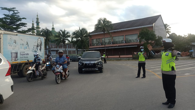 Foto: Polisi Urai Kemacetan di Pasar Tumpah Jelang Waktu Berbuka Puasa (521682)