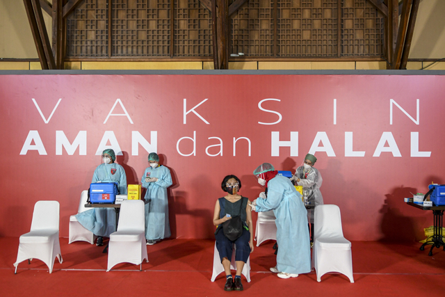 Foto: Personel Slank hingga Bimbo Disuntik Vaksin Corona (127672)
