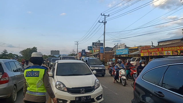 Foto: Polisi Urai Kemacetan di Pasar Tumpah Jelang Waktu Berbuka Puasa (521683)