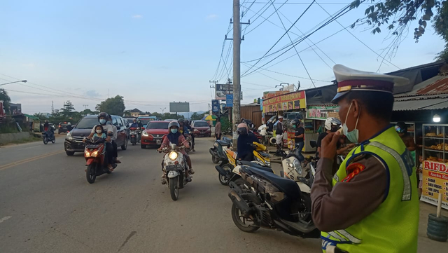 Foto: Polisi Urai Kemacetan di Pasar Tumpah Jelang Waktu Berbuka Puasa (521684)