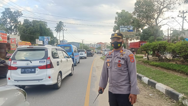 Foto: Polisi Urai Kemacetan di Pasar Tumpah Jelang Waktu Berbuka Puasa (521681)