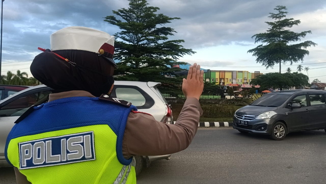 Foto: Polisi Urai Kemacetan di Pasar Tumpah Jelang Waktu Berbuka Puasa (521680)