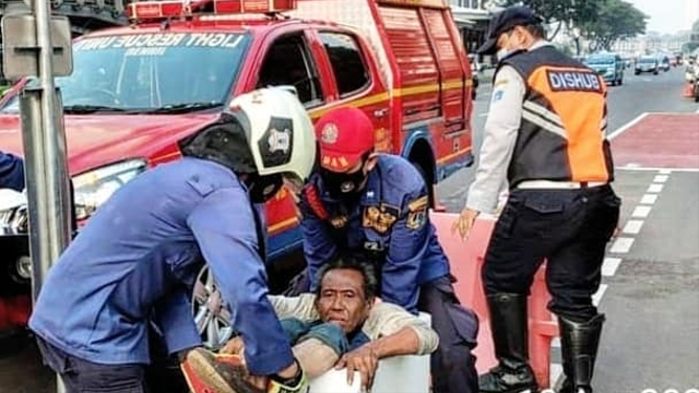 Damkar Bantu Evakuasi Pria Gangguan Jiwa yang Terjepit di Pembatas Jalur Sepeda (385851)