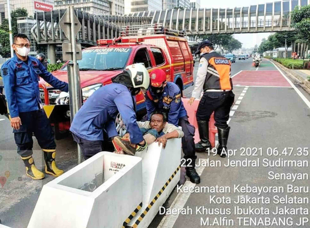Petugas Damkar DKI Sektor Tanah Abang mengevakuasi ODGJ yang terperangkap pembatas sepeda di Pintu 6 Senayan GBK, Jakarta (19/4). Foto: Instagram/@humasjakfire
