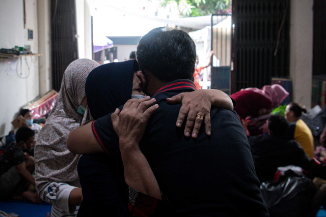 Pengungsi korban kebakaran memeluk keluarganya di salah satu lokasi pengungsian, Keagungan, Taman Sari, Jakarta Barat, Senin (19/4/2021). Foto: Sigid Kurniawan/ANTARA FOTO