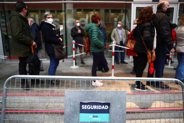 Vaksinasi COVID-19 di Madrid, Spanyol. Foto: Sergio Perez/Reuters