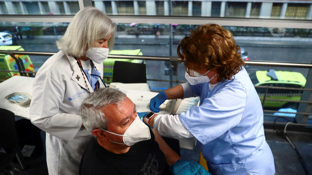 Vaksinasi COVID-19 di Madrid, Spanyol. Foto: Sergio Perez/Reuters