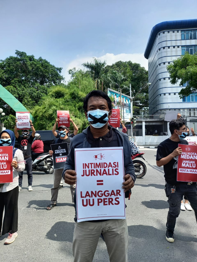 Puluhan jurnalis media cetak, online dan televisi berunjuk rasa terhadap Wali Kota Medan, Bobby Nasution di depan kantor wali Kota Medan, Senin (19/4). Foto: Rahmat Utomo/kumparan