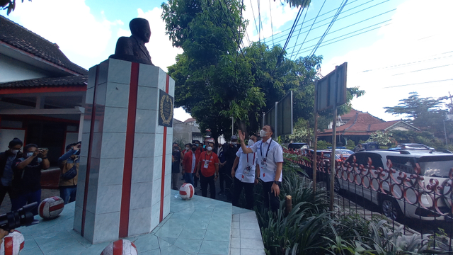 Ketua Umum PSSI Mochamad Iriawan di depan monumen Soeratin di Balai Persis Solo