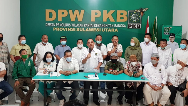 Pengurus DPW dan DPC PKB se Sulawesi Utara saat membacakan pernyataan sikap mendukung sepenuhnya Muhaimin Iskandar sebagai Ketua Umum PKB