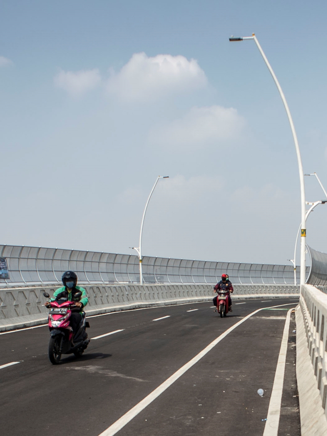 Sepeda motor melintas saat uji coba tahap pertama jalan layang (Flyover) Cakung di Jakarta, Senin (19/4). Foto: Aprillio Akbar/Antara Foto