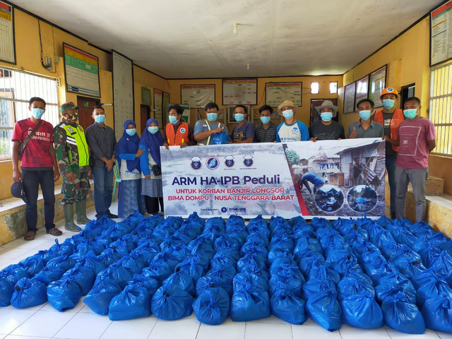 ARM HA IPB University Bantu Warga Terdampak Banjir di Tonda Bima