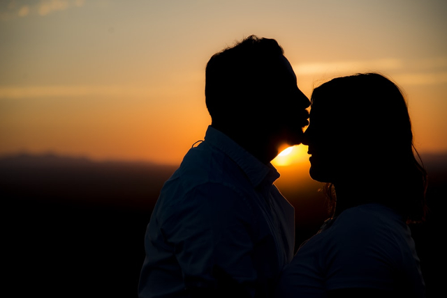 Ilustrasi mencium istri. Foto: Unsplash