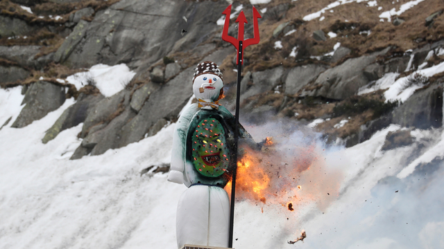 Foto: Ritual Pembakaran Manusia Salju Swiss di Pegunungan Alpen (609157)