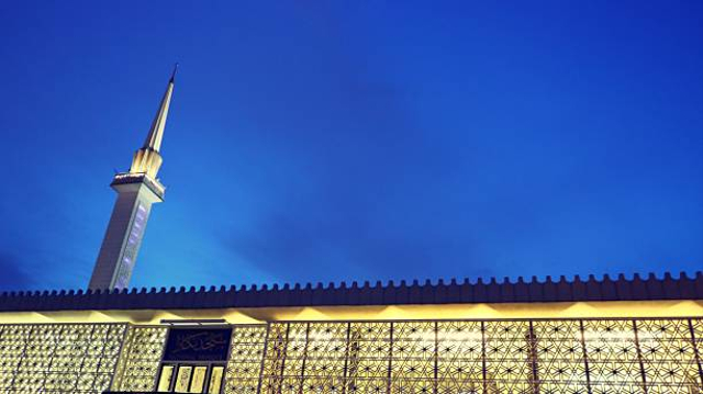 Sholawat tarhim yang biasa dikumandangkan di masjid dan mushollah menjelang subuh Foto: iStockphoto