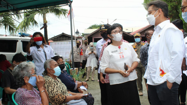 Menteri Kesehatan, Budi Gunadi Sadikin saat berbincang dengan lansia di Kota Jayapura dalam sebuah kesempatan. (Dok Humas Pemkot Jayapura)