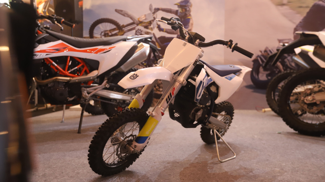 Tampilan depan motor listrik Husqvarna EE5 di IIMS Hybrid 2021. Foto: Bangkit Jaya Putra/kumparan