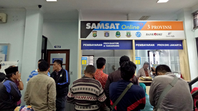 Wajib pajak mengurus perpanjangan Surat Tanda Nomor Kendaraan (STNK) di Samsat Outlet Pusat Pebelanjaan. (Foto: ANTARA FOTO/Yulius Satria Wijaya)
