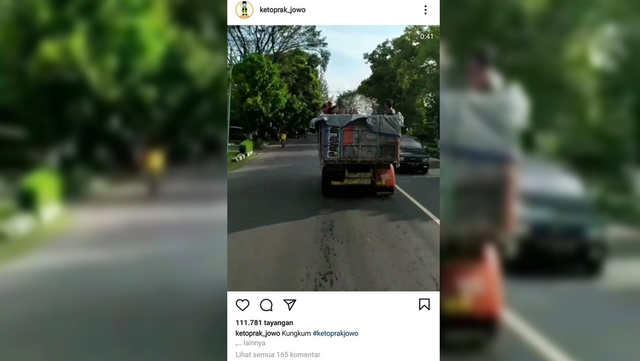 Tangkapan layar unggahan akun Instagram @ketoprak_jowo yang memperlihatkan aksi remaja berendam di atas bak truk