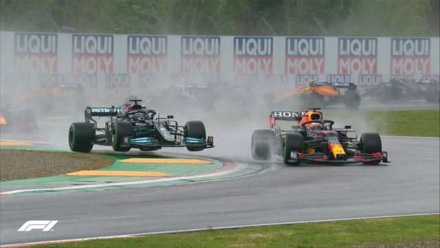 Max Verstappen sedang overtake Lewis Hamilton. Foto: @F1/Twitter