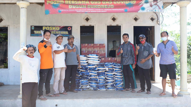 PT Agro Mitra Alimentare (AMA) menyalurkan bantuan pada korban gempa Malang di Kecamatan Dampit. /dok