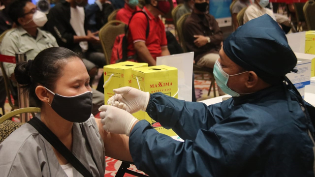 Vaksinasi bagi pelaku UMKM di Mall Emporium Pluit, Selasa (20/4). Foto: Pemprov DKI Jakarta