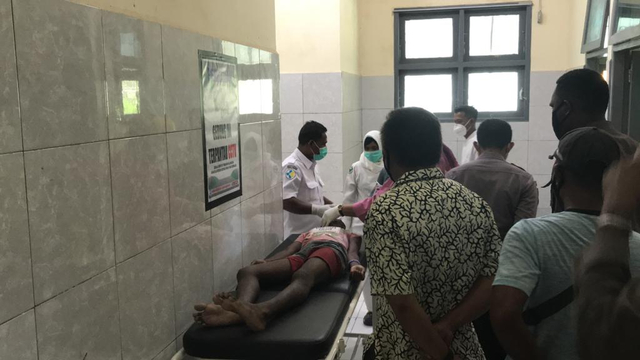 Tampak tim dokter memberikan pertolongan pertama kepada anak yang diduga mengidap epilepsi di Kaimana, Papua Barat