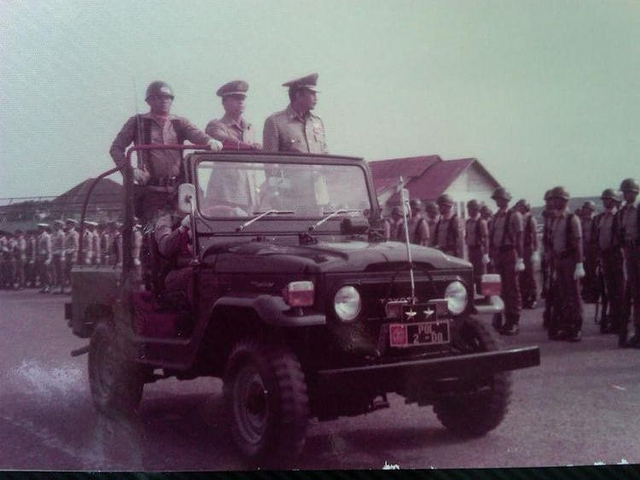 Toyota Land Cruiser digunakan oleh polisi militer. Foto: @_denniee/Instagram