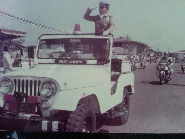 Jeep CJ digunakan oleh polisi lalu lintas. Foto: @_denniee/Instagram