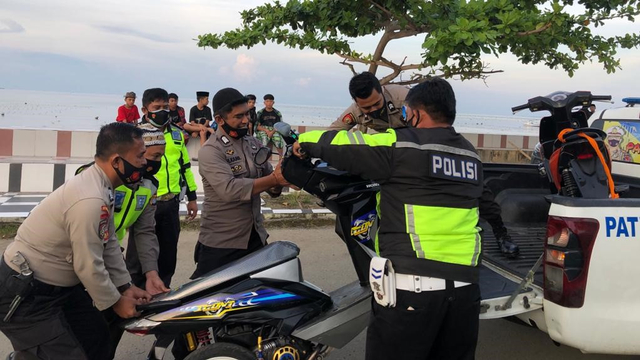Polisi mengamankan sejumlah motor yang diduga digunakan anak-anak di bawah umur di Polewali Mandar untuk balapan liar. Foto: Dok. Polres Polman