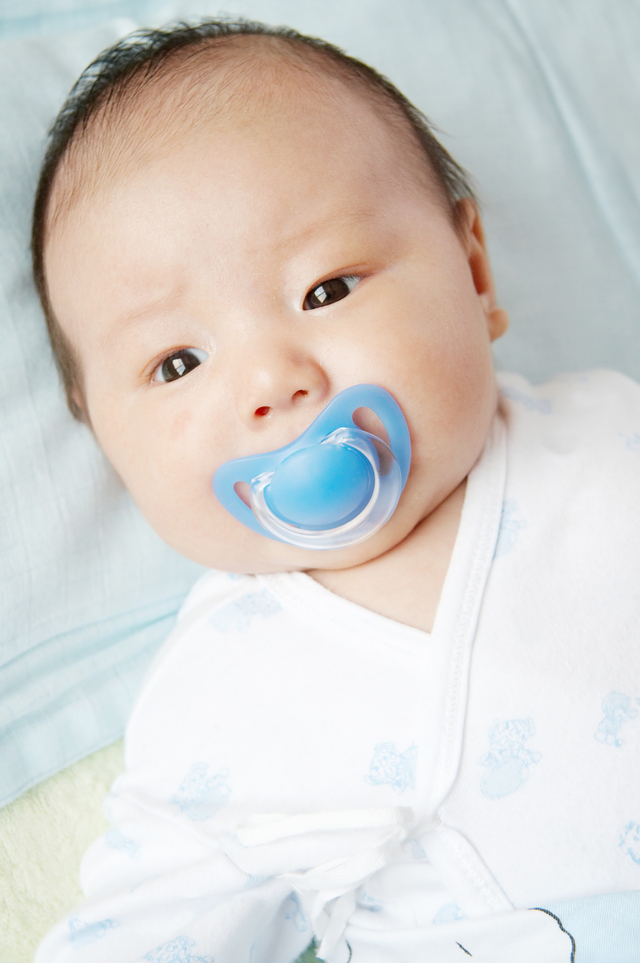 Ilustrasi bayi baru lahir pakai empeng. Foto: Shutter Stock