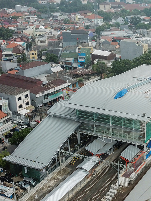 Foto udara revitalisasi Stasiun Bekasi di Jawa Barat, Selasa (20/4/2021). Foto: Fakhri Hermansyah/Antara Foto