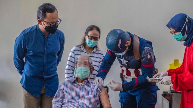 Wali Kota Bogor Bima Arya memantau vaksinasi dosis kedua kakek berusia 104 tahun, Wirjawan Hardjamulia. Foto: Pemkot Bogor