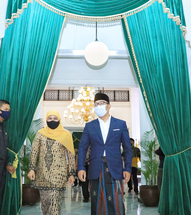 Gubernur Jawa Timur Khofifah Indar Parawansa dan Gubernur Jawa Barat Ridwan Kamil.