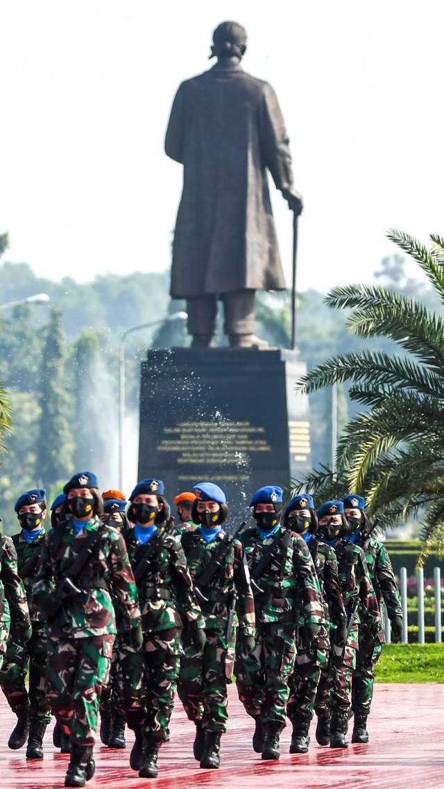 Anggota Korps Prajurit Wanita TNI mengikuti apel bersama Korps Prajurit Wanita TNI di Plaza Mabes TNI, Cilangkap, Jakarta, Rabu (21/4/2021). Foto: Galih Pradipta/ANTARA FOTO