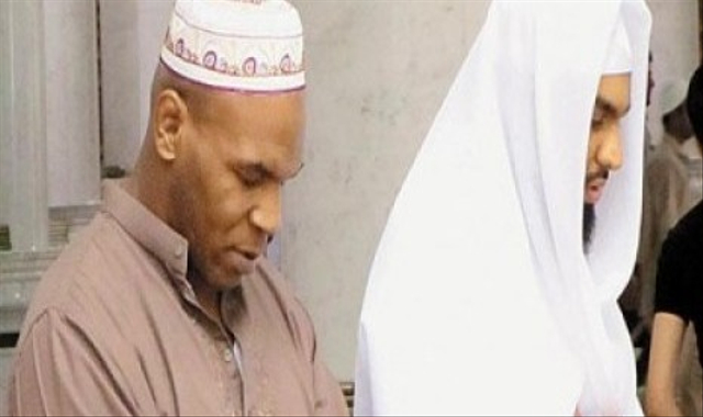 Mike Tyson salat di Masjid Nabawi. Foto: Canadian Dawa Association (CDA)