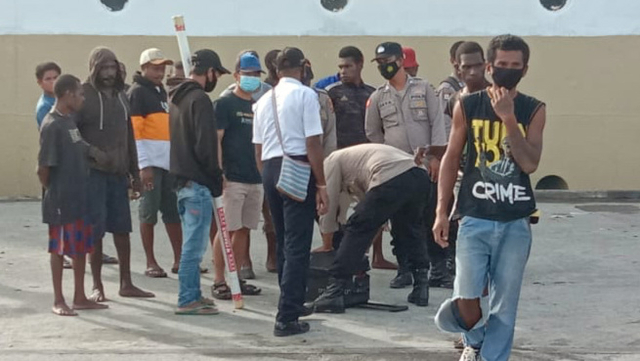 Pemeriksaan barang bawaan dari penumpang kapal di Pelabuhan laut Timika. (Dok Polda Papua) 