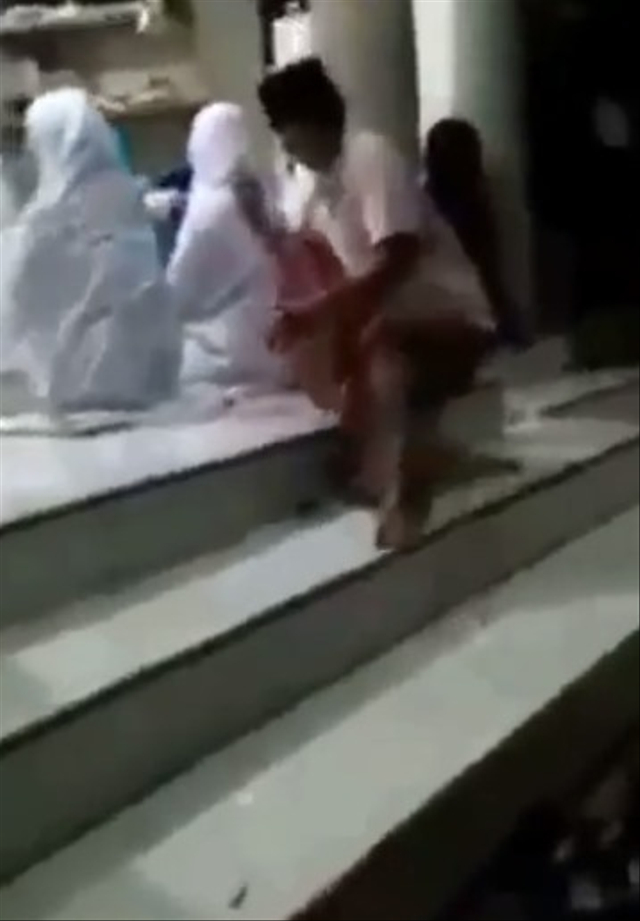 Viral pria peras bokong wanita saat salat di masjid. (Foto: Instagram/@jokersupriadi)