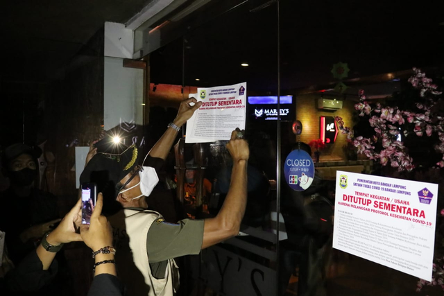Penyegelan Marley's Cafe oleh Satgas Penanganan COVID-19 Bandar Lampung pada saat gelar operasi yustisi, Selasa (20/4) | Foto : Ist