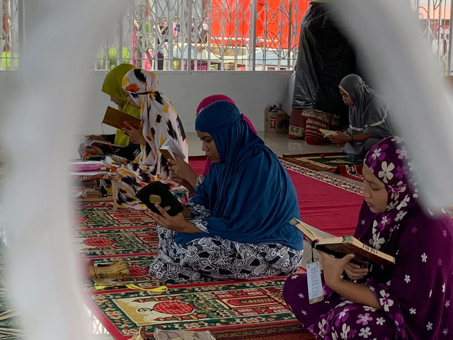 Sejumlah warga binaan Lapas Perempuan Pontianak sedang membaca Al-Quran. Foto: Teri/Hi!Pontianak